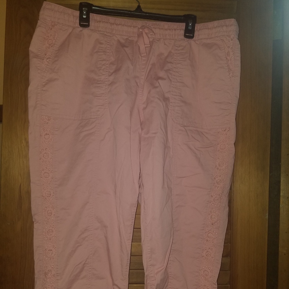 Cotton capris with lace detail